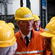 Michel Barnier talar med arbetare i Issoire, Frankrike den 4 oktober 2024.