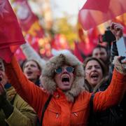 Människor utanför stadshuset i Istanbul i veckan. CHP:s primärval var planerat till den 23 mars, då Imamoglu hade förväntats bli vald som sin kandidat för presidentvalet 2028.