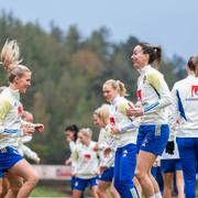 Josefine Rybrink och Kosovare Asllani på träningen under gårdagen.