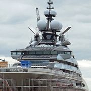 Till vänster: Mordasjov i möte med Vladimir Putin. Till höger: Lyxjakten Nord när den byggdes i tyska Hamburg 2021.