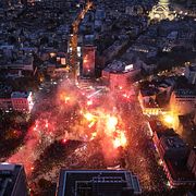 Deltagare lyser med sina mobiltelefoner och tänder bengaler under studentrörelsens sista valmöte i Belgrad på torsdagskvällen.