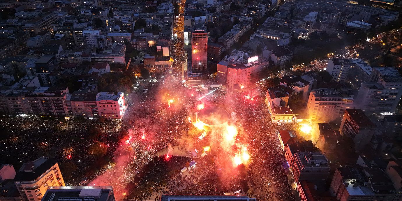 Deltagare lyser med sina mobiltelefoner och tänder bengaler under studentrörelsens sista valmöte i Belgrad på torsdagskvällen.