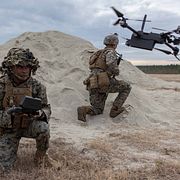 Amerikanska marinkårssoldater styr en drönare på ett skjutfält på Camp Lejeune i North Carolina.