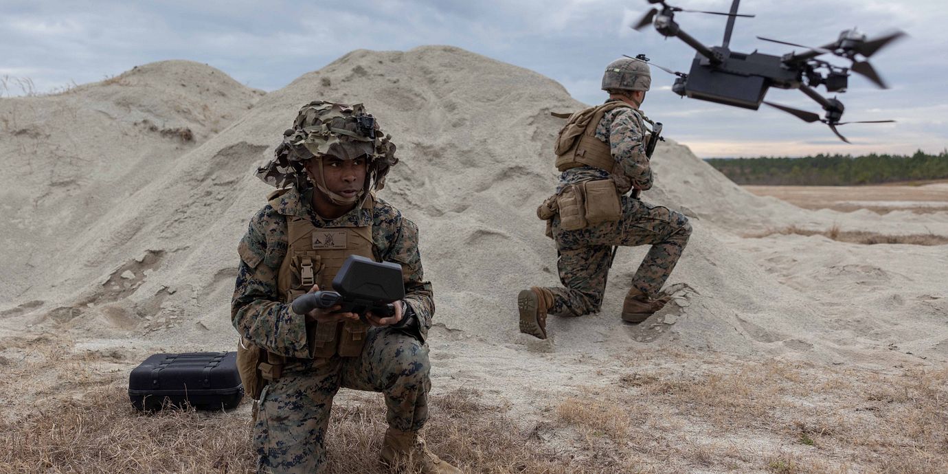 Amerikanska marinkårssoldater styr en drönare på ett skjutfält på Camp Lejeune i North Carolina.