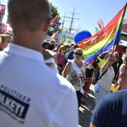 Mångfaldsparaden i Visby passerar nazistiska NMR:s manifestation.