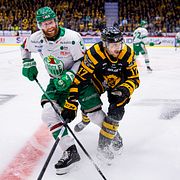 Rögles Ludvig Claesson och Skellefteås Pär Lindholm under SM-slutspelet 2024.