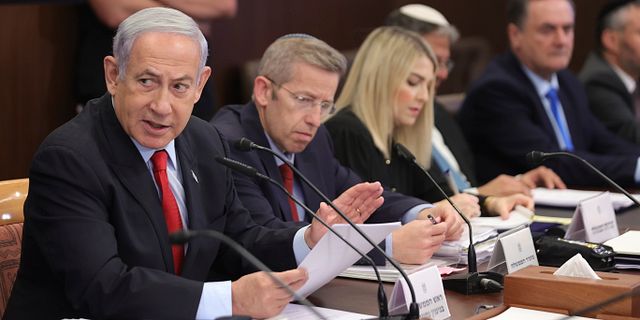 Netanyahu närmast kameran. Abir Sultan / AP