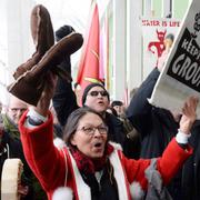 Protester utanför en byggnad i Ottawa där Trudeau skulle tala på tisdagen.