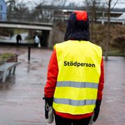 Stödperson vid platsen intill Skärholmen centrum där 39-årige Mikael Janicki sköts ihjäl.