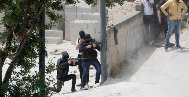 Arkivbild: Palestinska beväpnade personer vid en israelisk militärinsats i Jenin. Majdi Mohammed / AP