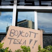 Protester mot Musk och Tesla har poppat upp runt om i världen.