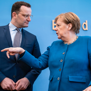 Jens Spahn tillsammans med förbundskansler Angela Merkel. 