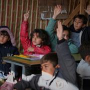 Palestinska barn i ett provisoriskt klassrum som ligger inom ett skolområde, som också fungerar som ett skydd för fördrivna människor i Gaza City, måndagen den 10 mars 2025. 