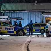 Poliser på plats i Hovsjö på lördagskvällen. 