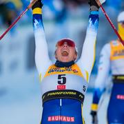 Johanna Hagström jublar efter världscupsfinalen i sprint.