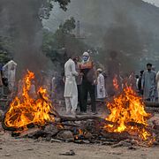 Demonstranter blockerar en väg i Kashmirs huvudstad Muzaffarabad.