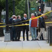 Avspärrningen vid brottsplatsen där två personer anställda på den israeliska ambassaden sköts till döds. 