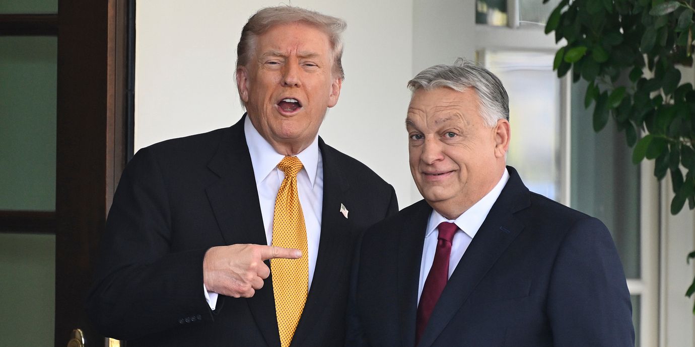 Donald Trump och Viktor Orbán utanför Vita huset förra året.