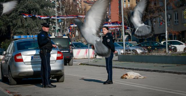 Poliser patrullerar den södra, kosovanska sidan av bron som delar staden Mitrovica i Kosovo, 29 december 2022. Visar Kryeziu / AP