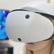 Flicka spelar spel med vr-headset. 