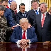 Donald Trump i en gemensam bönestund med religiösa ledare i Vita huset. Arkivbild från mars 2025.