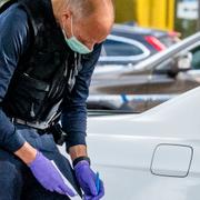 Brottsplatsen undersöks av polis efter skjutningen