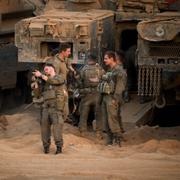 Israeliska soldater nära gränsen till Gaza.