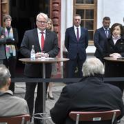 Peter Hultqvist och Frankrikes försvarsminister Florence Parly håller en pressträff utanför Karlbergs slott. 