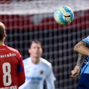 Djurgårdens Magnus Eriksson nickar undan framför Helsingborgs Martin Christensen under torsdagens match.