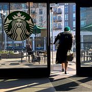 Kund lämnar Starbucks i Oakland, Kalifornien.