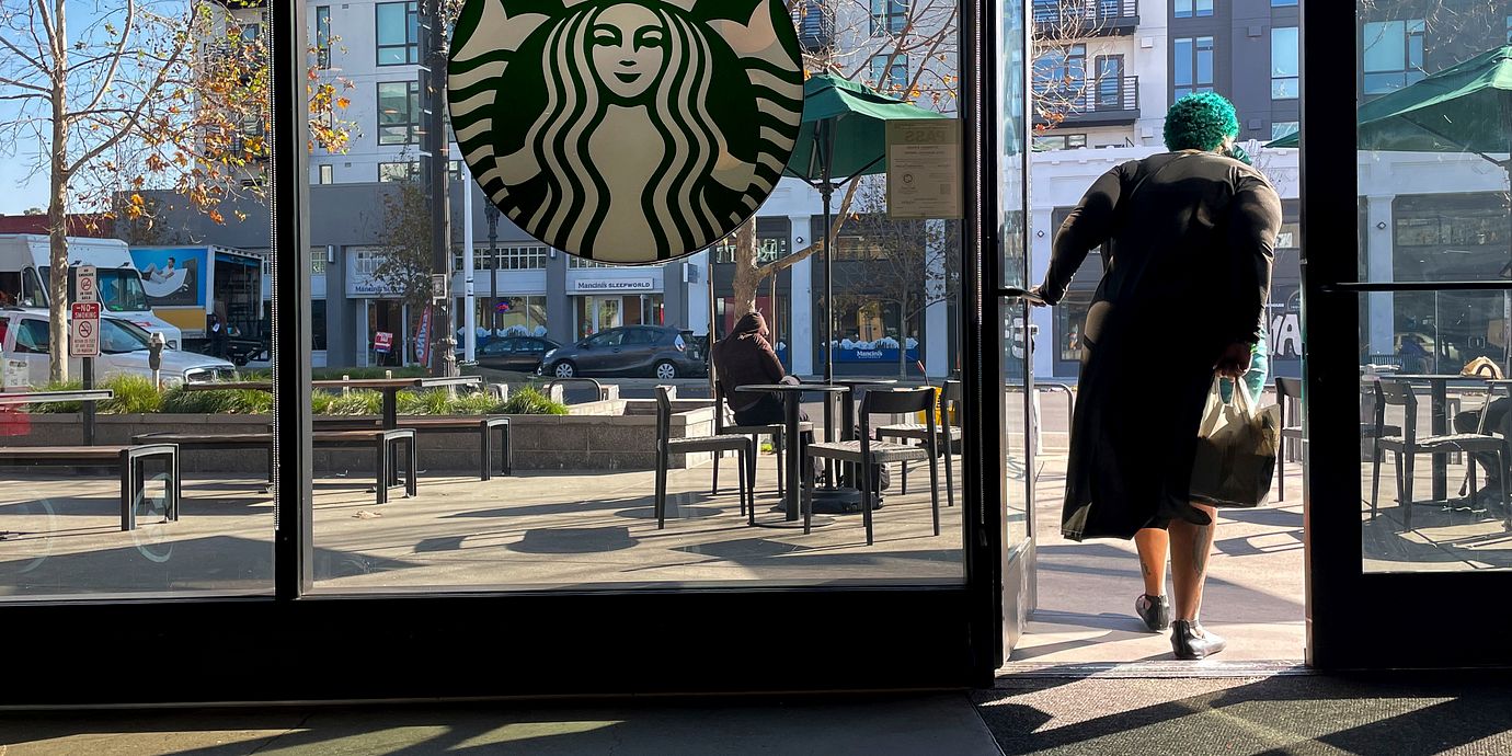 Kund lämnar Starbucks i Oakland, Kalifornien.