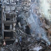 En byggnad i Tyr som förstörts i en israelisk attack, natten till torsdagen.