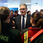 Keir Starmer pratar med blåljuspersonal under ett besök hos polisen i Manchester 2025.