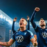 Malmö FF-spelarna jublar med fansen.