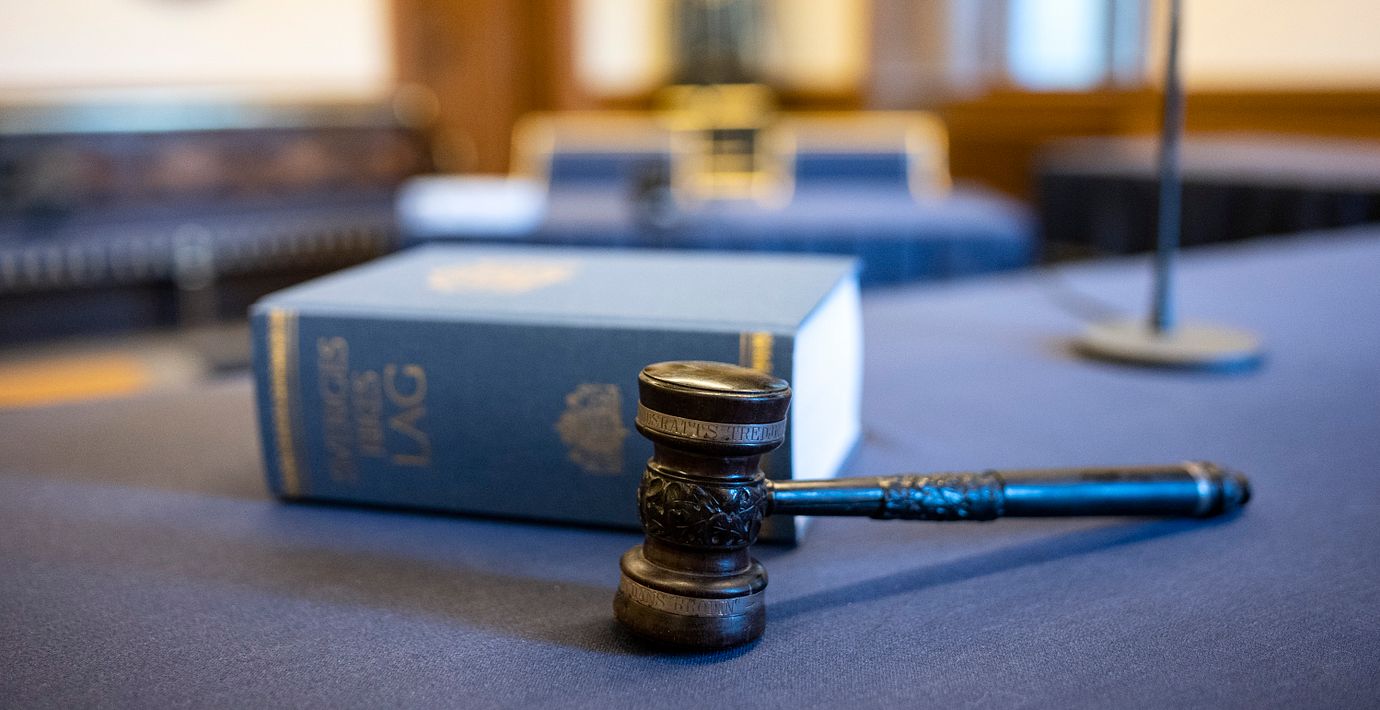 Full domare dök upp med flera knivar i domstolen