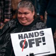 En kvinna protesterar mot Trump i New York i april.