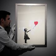 ”Girl with balloon” såldes för nästan tolv miljoner kronor – sedan började verket förstöra sig själv