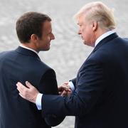 Emmanuel Macron och Donald Trump under Trumps resa till Frankrike 2017.