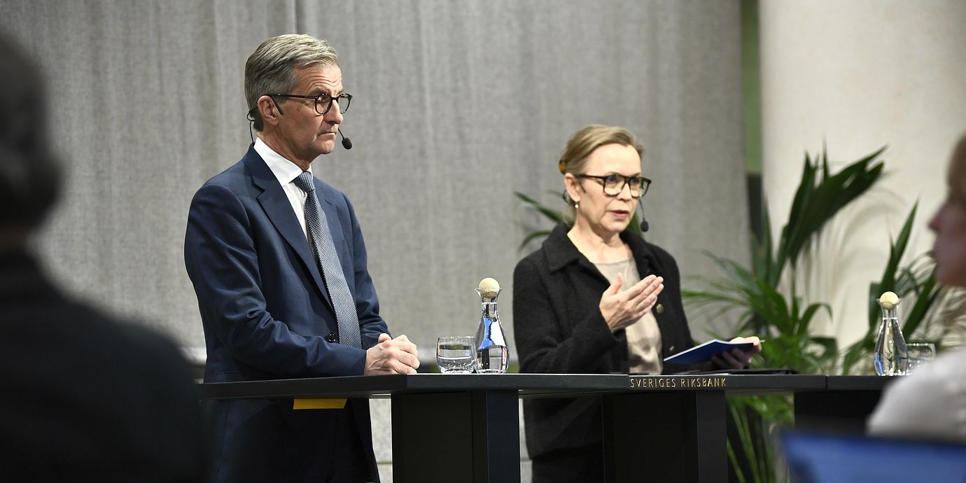 Arkivbild: Riksbankschef Erik Thedéen och Åsa Olli Segendorf, chef för avdelningen penningpolitik, presenterade räntebeskedet den 7 maj.