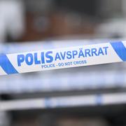 Polis och avspärrningar på Södra Hunnetorpsvägen i Helsingborg efter en skottlossning tidigt på fredagsmorgonen. En man har avlidit. Händelsen utreds som mord. 