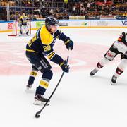 HV71:s Johannes Kinnvall och Malmö Redhawks Emil Sylvegård under lagens senaste möte.