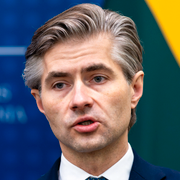 Litauens utrikesminister Kestutis Budrys och en bild på en rysk soldat. 