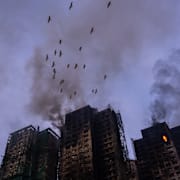 Bild på de sönderbrända byggnaderna i Hongkong.