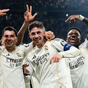 Valverde firar sitt tredje mål med lagkamraterna.