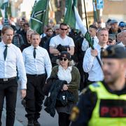 Nazistiska Nordiska motståndsrörelsen demonstrerar i Falun på första maj.