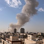 Rök ovanför Teheran på lördagsmorgonen.