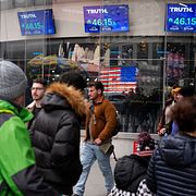 Fotgängare utanför Nasdaq-huset i New York.