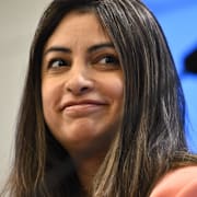 Nooshi Dadgostar/ Lorena Delgado Varas och Daniel Riazat.