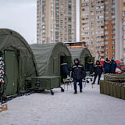 Myndigheterna har satt upp tält där människor i området kan värma sig och sova på nätterna. 