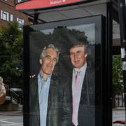 Ett foto på Donald Trump och Jeffrey Epstein som sattes upp i London i protest. 